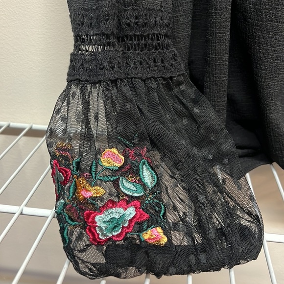 TIME and TRU Black Blouse with multicolored Flower Pattern collar & sleeves. - Picture 4 of 5